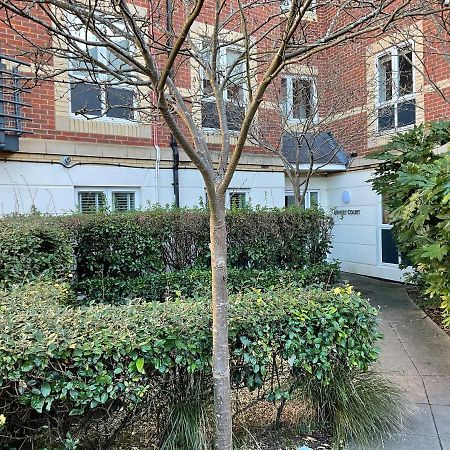 Modern 2 Bed Apt In Egham High Street, With Private Parking And Wifi Apartment Екстериор снимка