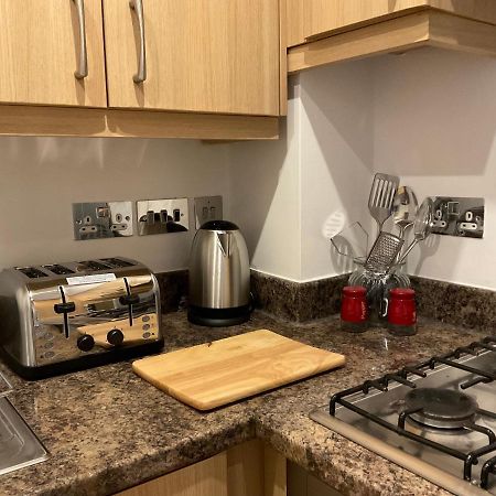 Modern 2 Bed Apt In Egham High Street, With Private Parking And Wifi Apartment Екстериор снимка