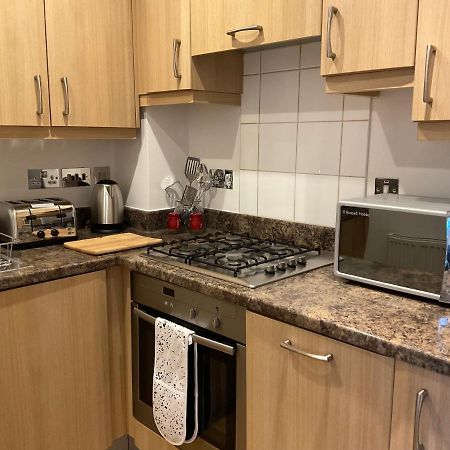 Modern 2 Bed Apt In Egham High Street, With Private Parking And Wifi Apartment Екстериор снимка