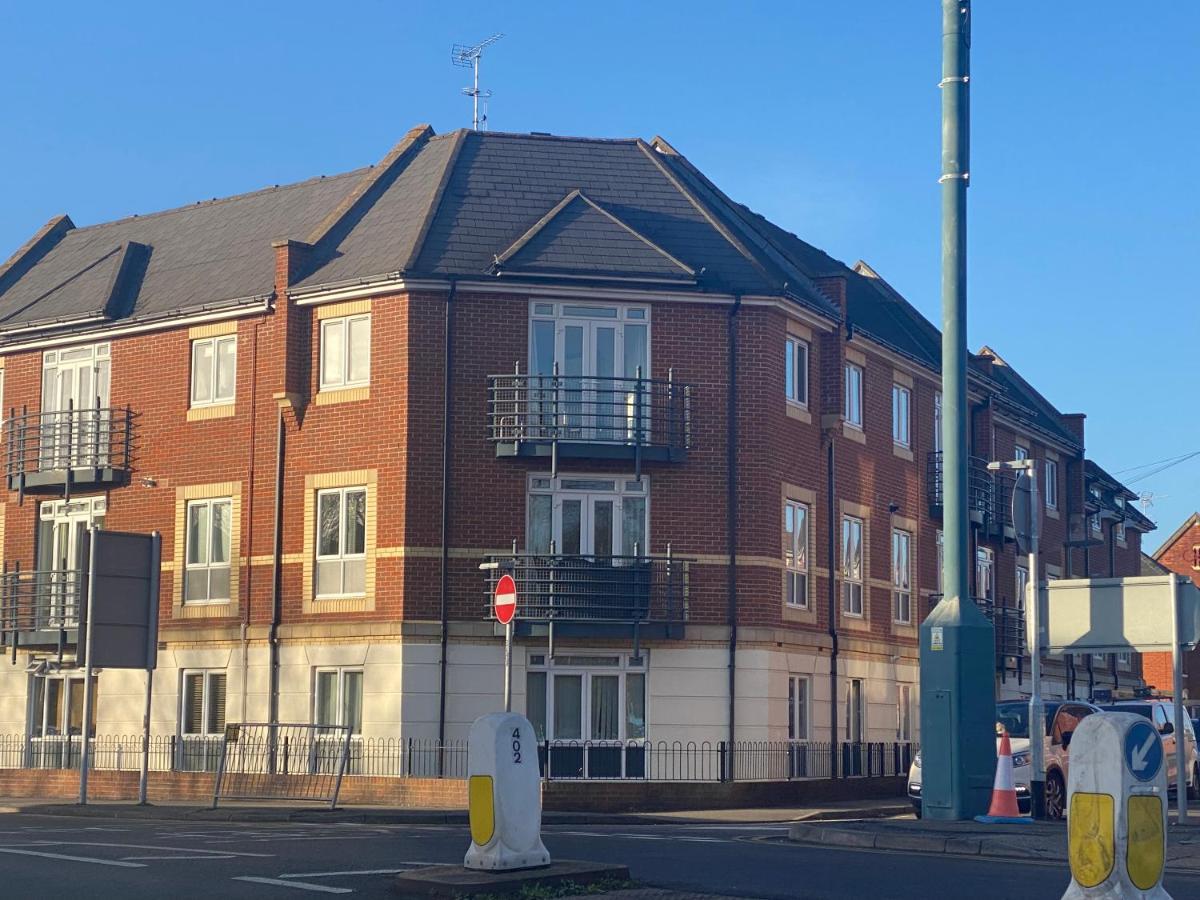 Modern 2 Bed Apt In Egham High Street, With Private Parking And Wifi Apartment Екстериор снимка