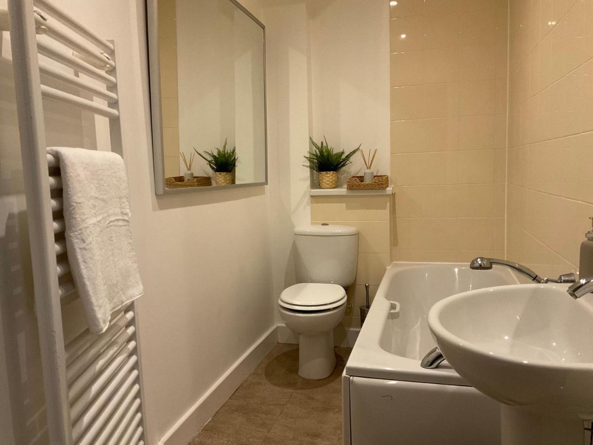 Modern 2 Bed Apt In Egham High Street, With Private Parking And Wifi Apartment Екстериор снимка