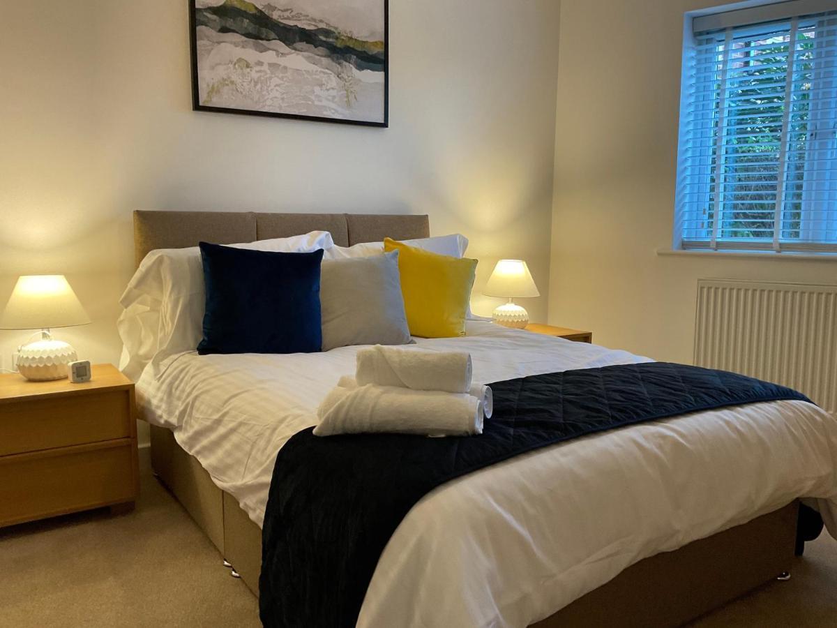 Modern 2 Bed Apt In Egham High Street, With Private Parking And Wifi Apartment Екстериор снимка