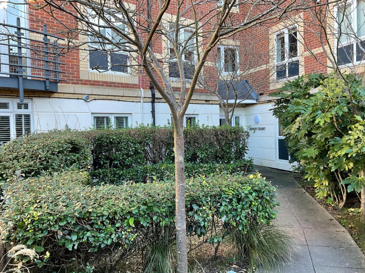 Modern 2 Bed Apt In Egham High Street, With Private Parking And Wifi Apartment Екстериор снимка
