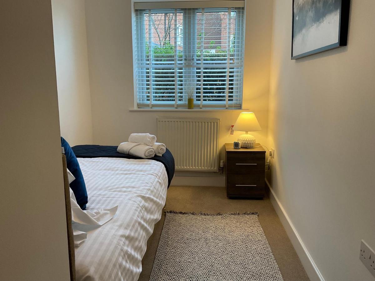 Modern 2 Bed Apt In Egham High Street, With Private Parking And Wifi Apartment Екстериор снимка