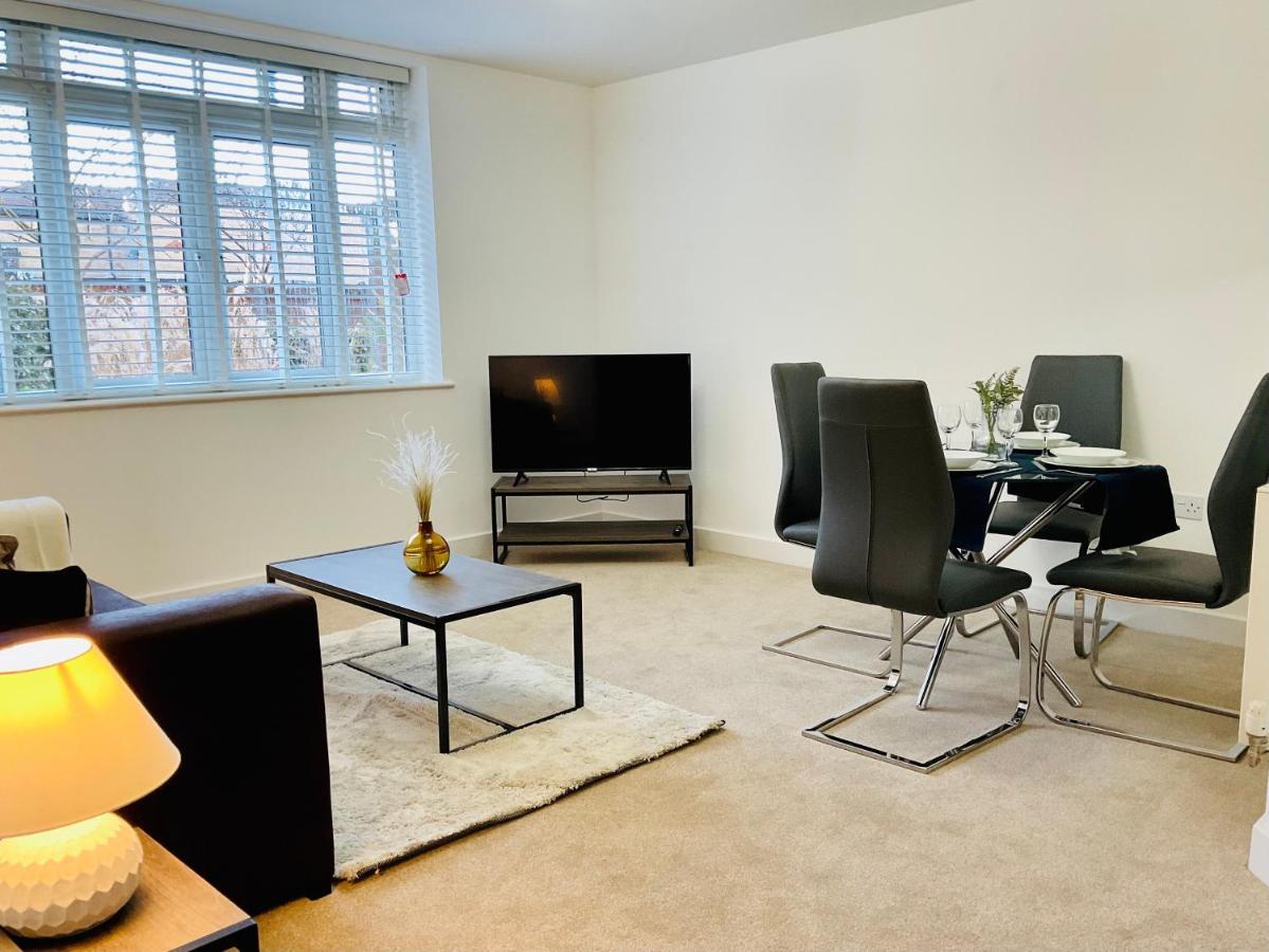 Modern 2 Bed Apt In Egham High Street, With Private Parking And Wifi Apartment Екстериор снимка