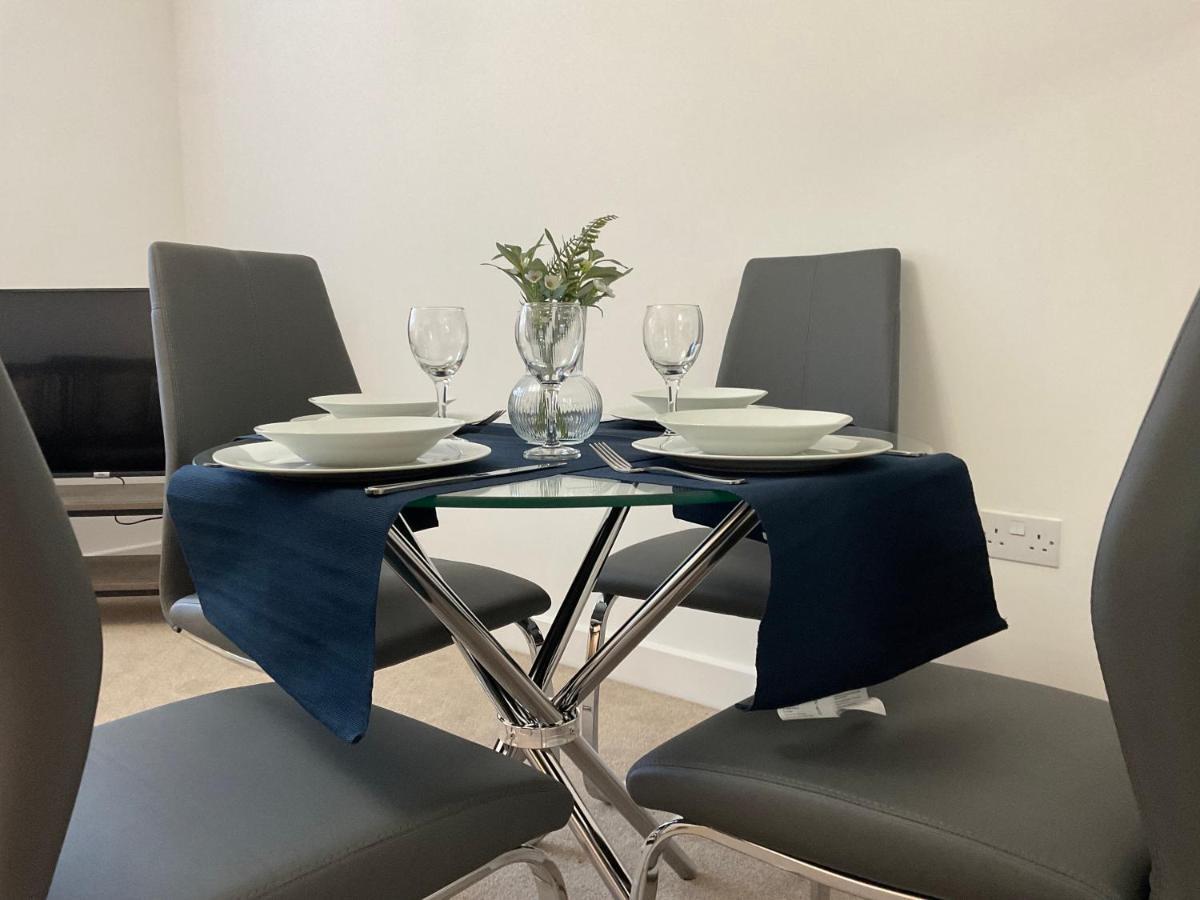 Modern 2 Bed Apt In Egham High Street, With Private Parking And Wifi Apartment Екстериор снимка