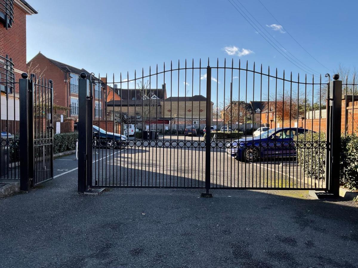Modern 2 Bed Apt In Egham High Street, With Private Parking And Wifi Apartment Екстериор снимка